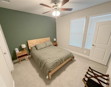 328 Greenhouse Drive - Photo Thumbnail 10