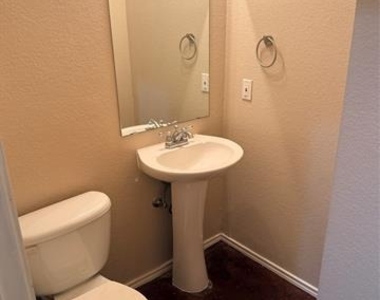 2318 Aldergate Drive - Photo Thumbnail 5