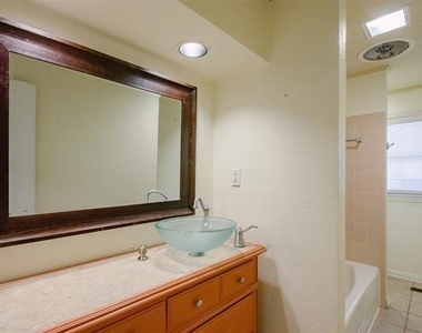 2325 Lake Ridge Circle - Photo Thumbnail 12