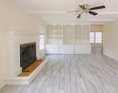 2325 Lake Ridge Circle - Photo Thumbnail 5