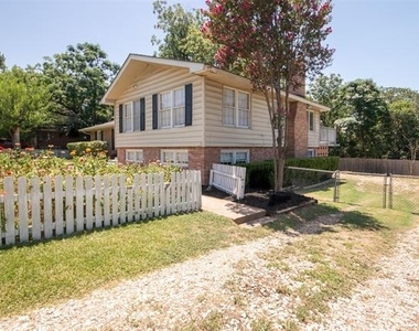 2325 Lake Ridge Circle - Photo Thumbnail 3