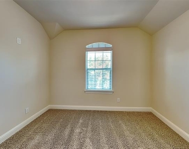 3006 Knightsbridge Lane - Photo Thumbnail 13