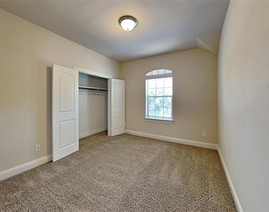3006 Knightsbridge Lane - Photo Thumbnail 14