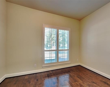 3006 Knightsbridge Lane - Photo Thumbnail 20