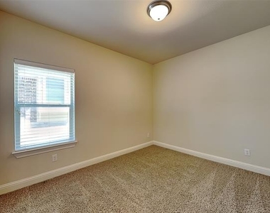 3006 Knightsbridge Lane - Photo Thumbnail 12
