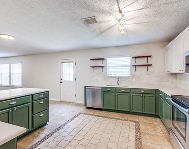 2112 Royal Acres Trail - Photo Thumbnail 9