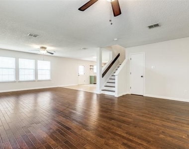 2112 Royal Acres Trail - Photo Thumbnail 4