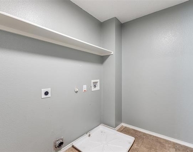 2112 Royal Acres Trail - Photo Thumbnail 19