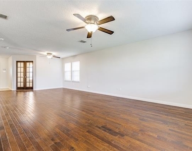 2112 Royal Acres Trail - Photo Thumbnail 5