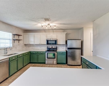 2112 Royal Acres Trail - Photo Thumbnail 7