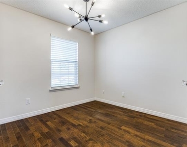 2112 Royal Acres Trail - Photo Thumbnail 2
