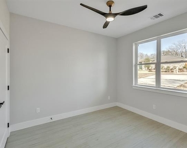 320 Splitrail Drive - Photo Thumbnail 16