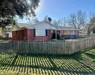 216 Woodlawn Avenue - Photo Thumbnail 2