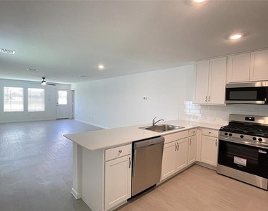3185 Campeiro Avenue - Photo Thumbnail 6