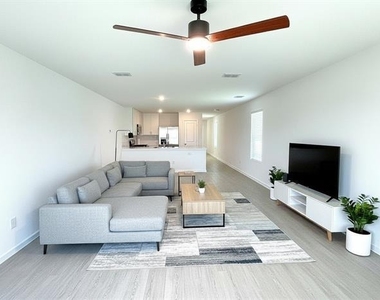 3185 Campeiro Avenue - Photo Thumbnail 9