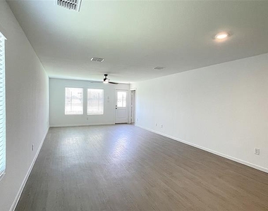 3185 Campeiro Avenue - Photo Thumbnail 8
