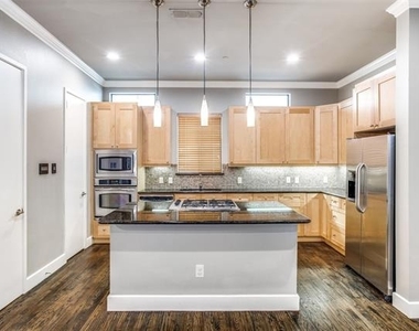 2411 N Hall Street - Photo Thumbnail 3