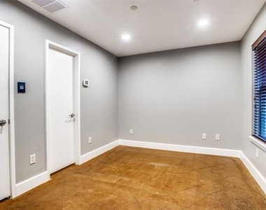 2411 N Hall Street - Photo Thumbnail 15