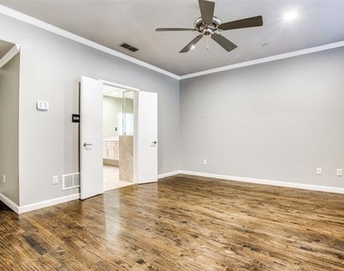 2411 N Hall Street - Photo Thumbnail 9