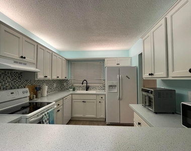 1210 Se Parkview Place - Photo Thumbnail 2
