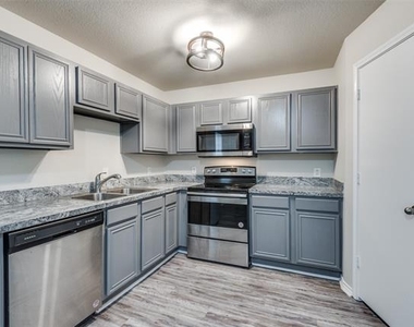 321 Queens Court S - Photo Thumbnail 1