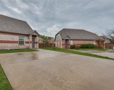 321 Queens Court S - Photo Thumbnail 8