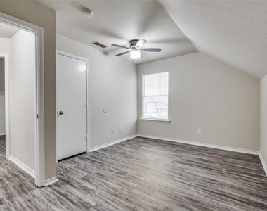 321 Queens Court S - Photo Thumbnail 4