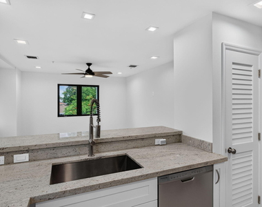 444 Nw 41st Street - Photo Thumbnail 3