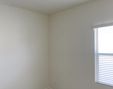 8335 N 22nd Drive - Photo Thumbnail 10