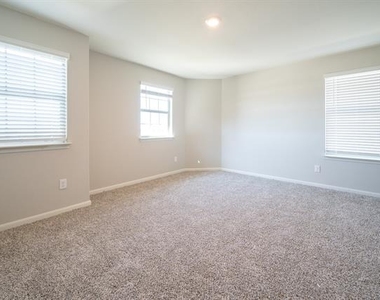 128 Emma Drive - Photo Thumbnail 10