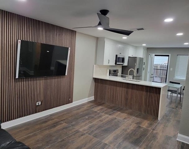 724 S Welch Street - Photo Thumbnail 3