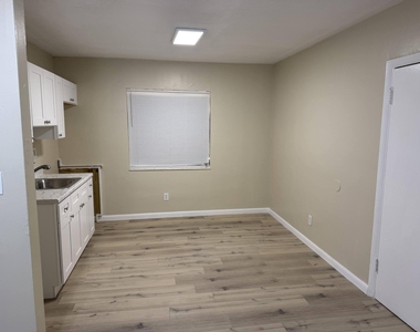 1004 Nw 2nd Street - Photo Thumbnail 2