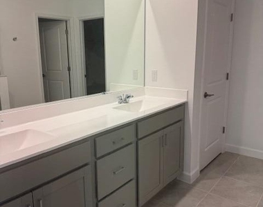 1545 Se Crosswood Way - Photo Thumbnail 4