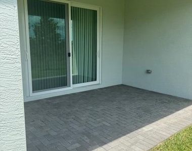 1545 Se Crosswood Way - Photo Thumbnail 7