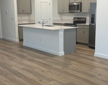 1545 Se Crosswood Way - Photo Thumbnail 2