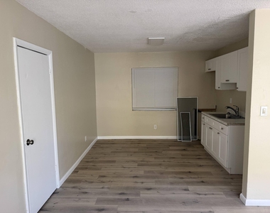 1004 Nw 2nd Street - Photo Thumbnail 3
