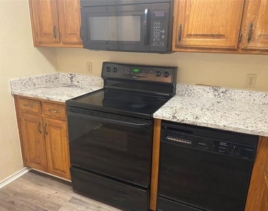 7464 Queensbury Circle - Photo Thumbnail 4