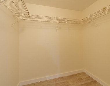 6061 N Falls Cir Drive - Photo Thumbnail 9