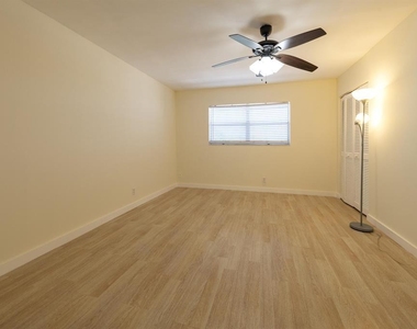 6061 N Falls Cir Drive - Photo Thumbnail 12