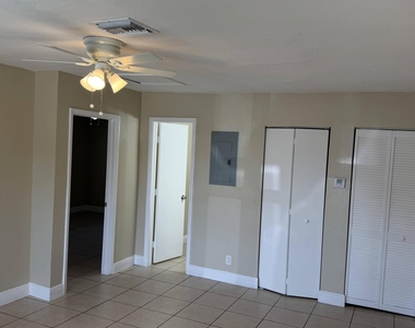 1135 Nw 7th Avenue - Photo Thumbnail 2
