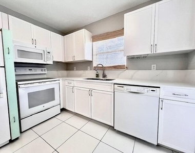 4103 Ne 21st Terrace - Photo Thumbnail 3