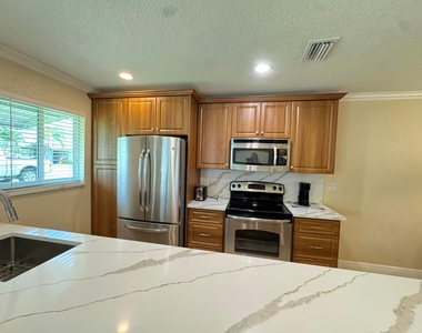 512 High Point Drive - Photo Thumbnail 3