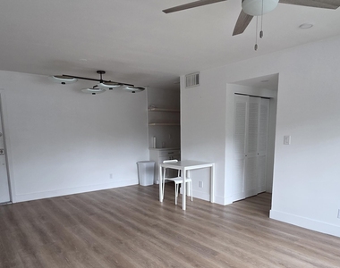 1001 Se 16th Street - Photo Thumbnail 4
