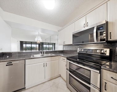 6539 Coral Lake Drive - Photo Thumbnail 4