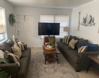 841 Ne 40th Street - Photo Thumbnail 2