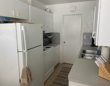 841 Ne 40th Street - Photo Thumbnail 4
