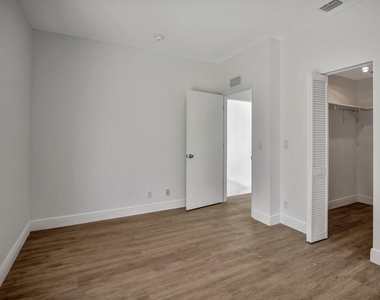 1102 S 20th Avenue - Photo Thumbnail 10