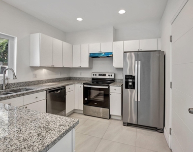 1102 S 20th Avenue - Photo Thumbnail 2