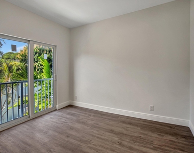 1102 S 20th Avenue - Photo Thumbnail 14