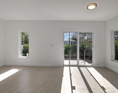 1102 S 20th Avenue - Photo Thumbnail 6